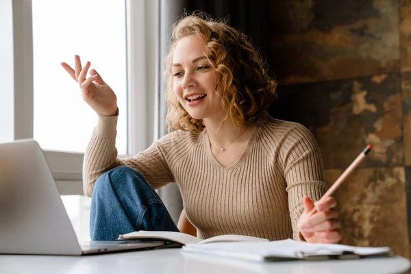 Mujer Blanca Joven Escribiendo Notas Mientras Trabaja Con Ordenador Portátil — Foto de Stock