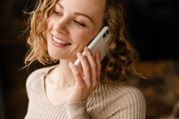 Jong Blond Vrouw Glimlachen Terwijl Praten Mobiele Telefoon Thuis — Stockfoto