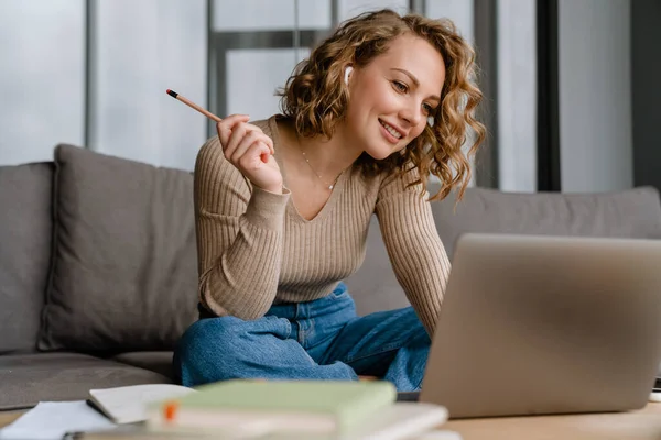 Junge Frau Mit Kopfhörer Arbeitet Mit Laptop Während Sie Hause — Stockfoto