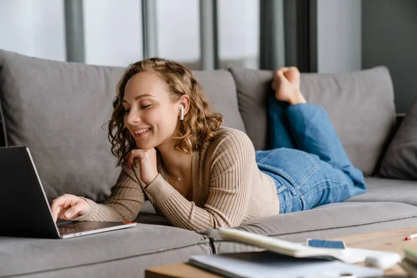 Junge Frau Mit Kopfhörer Benutzt Laptop Während Sie Hause Auf — Stockfoto