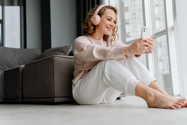 White Woman Headphones Taking Selfie Photo Mobile Phone Home — 图库照片
