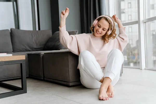 Mujer Blanca Escuchando Música Con Auriculares Mientras Está Sentada Suelo — Foto de Stock