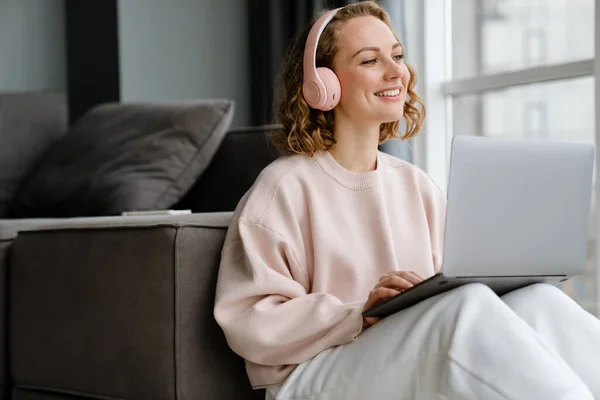 Weiße Frau Mit Kopfhörer Benutzt Laptop Während Sie Hause Auf — Stockfoto