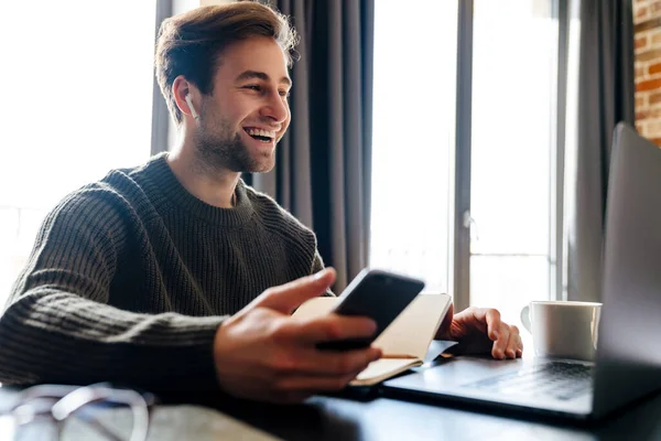 Sonriendo Hombre Mediana Edad Que Trabaja Ordenador Portátil Desde Casa —  Fotos de Stock