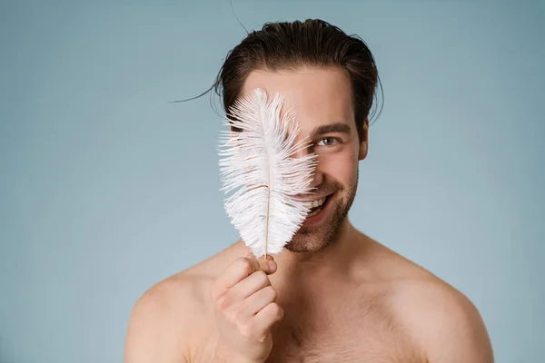 Jeune Homme Torse Souriant Touchant Son Corps Avec Une Plume — Photo