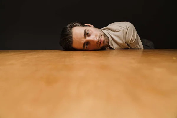Αναστατωμένος Θλιμμένος Άντρας Ξαπλωμένος Ένα Τραπέζι Κοιτάζοντας Την Κάμερα — Φωτογραφία Αρχείου