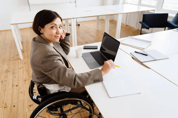 Ung Kvinne Som Arbeider Med Bærbar Datamaskin Mens Hun Sitter – stockfoto