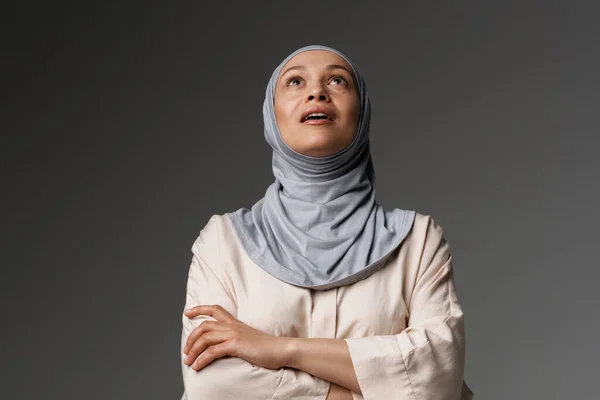 Middle Eastern Woman Hijab Posing Looking Upward Isolated Grey Background — 图库照片