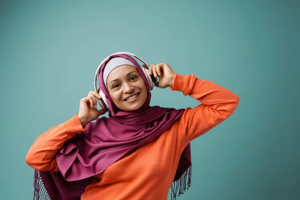 Middle Eastern Woman Hijab Smiling Using Headphones Isolated Blue Background — 图库照片