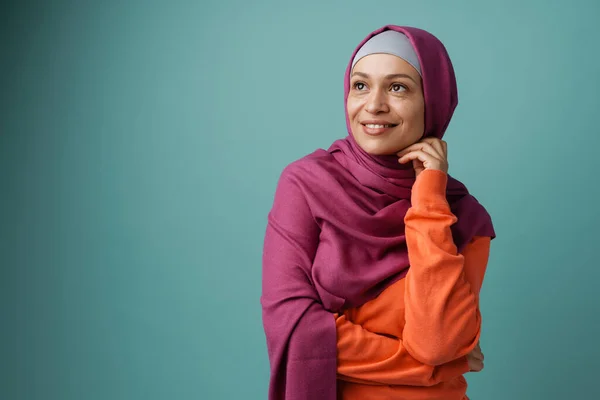 Middle Eastern Woman Hijab Smiling Looking Aside Isolated Blue Background — 图库照片