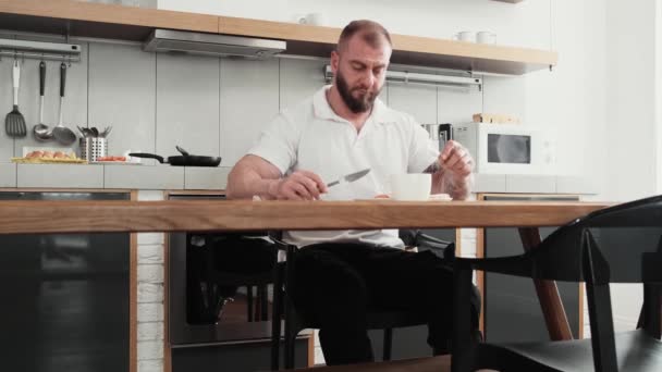 Homem Incapacitado Barbudo Está Tomando Café Manhã Sentado Mesa Cozinha — Vídeo de Stock