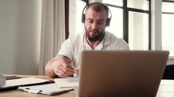 Hombre Guapo Con Auriculares Está Hablando Con Conexión Vídeo Sentado — Vídeo de stock