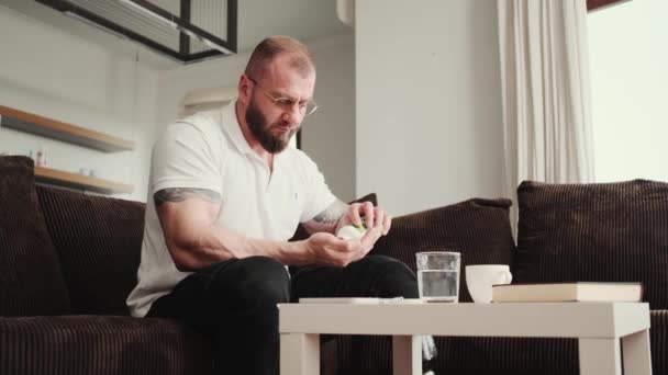 Hombre Discapacitado Tranquilo Está Tomando Pastillas Sentado Sofá Casa — Vídeos de Stock
