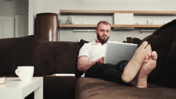 Ein Schwerbehinderter Mann Sitzt Mit Seinem Laptop Hause Auf Dem — Stockvideo