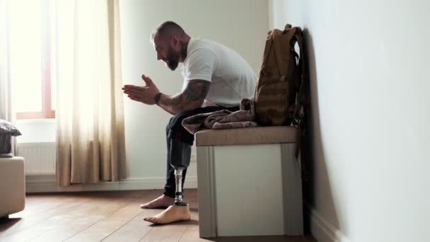 Μια Πλαϊνή Άποψη Ενός Ανάπηρου Στρατιωτικού Κάθεται Στο Σπίτι — Αρχείο Βίντεο