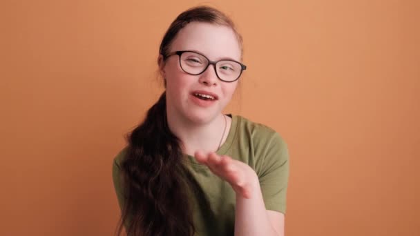 Una Joven Feliz Con Síndrome Está Sentada Hablando Algo Aislado — Vídeos de Stock
