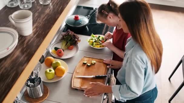 Ein Junges Mädchen Mit Syndrom Kocht Mit Ihrer Mutter Hause — Stockvideo