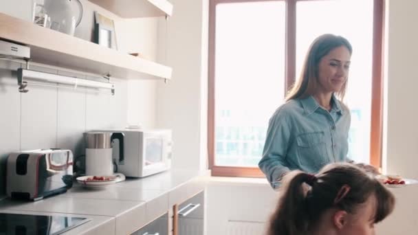 Ein Glückliches Junges Mädchen Mit Syndrom Frühstückt Hause Mit Ihrer — Stockvideo