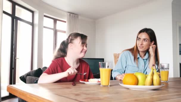 Uma Jovem Satisfeita Com Síndrome Está Tomando Café Manhã Com — Vídeo de Stock