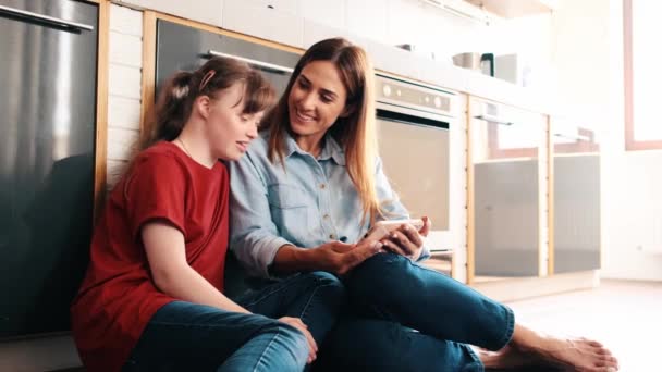 Uma Linda Jovem Com Síndrome Está Olhando Para Smartphone Enquanto — Vídeo de Stock