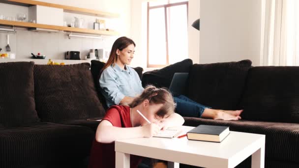 Een Gelukkig Jong Meisje Met Syndroom Doet Oefeningen Terwijl Haar — Stockvideo