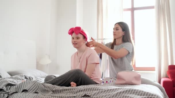 Une Femme Heureuse Fait Coiffure Fille Avec Syndrome Duvet Assis — Video