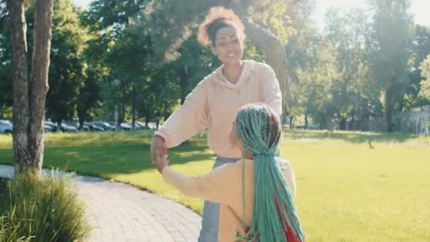 Una Mujer Afroamericana Feliz Está Caminando Parque Con Hija — Vídeo de stock