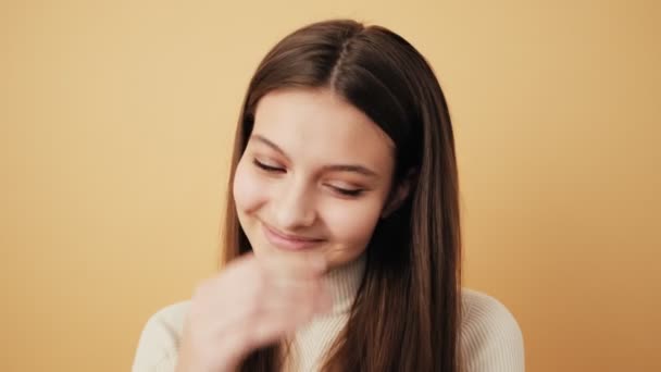 Uma Mulher Feliz Está Olhando Para Câmera Isolado Sobre Parede — Vídeo de Stock