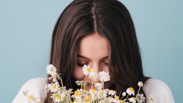 Uma Vista Perto Uma Mulher Bonita Cheirar Cheiro Flores Isolado — Vídeo de Stock