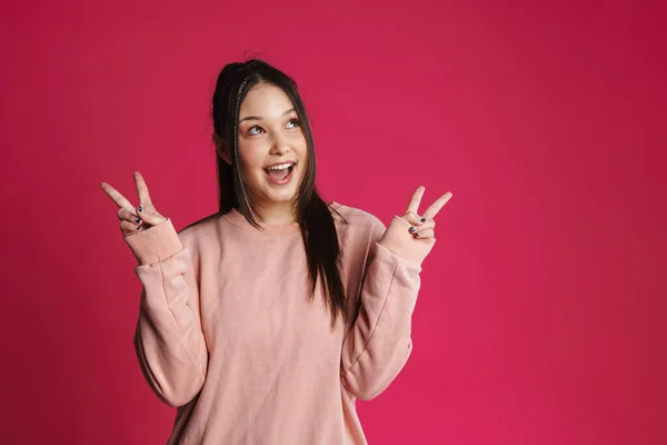 Asiatisk Brunett Kvinna Ler Och Gester Fred Tecken Isolerad Över — Stockfoto