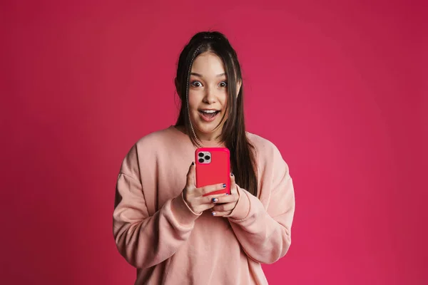 Aziatische Brunette Opgewonden Vrouw Met Behulp Van Mobiele Telefoon Geïsoleerd — Stockfoto