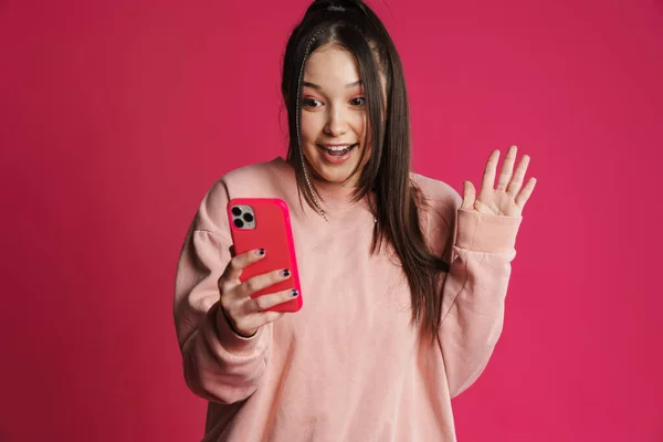 Asiatisk Brunett Upphetsad Kvinna Gest När Använder Mobiltelefon Isolerad Över — Stockfoto