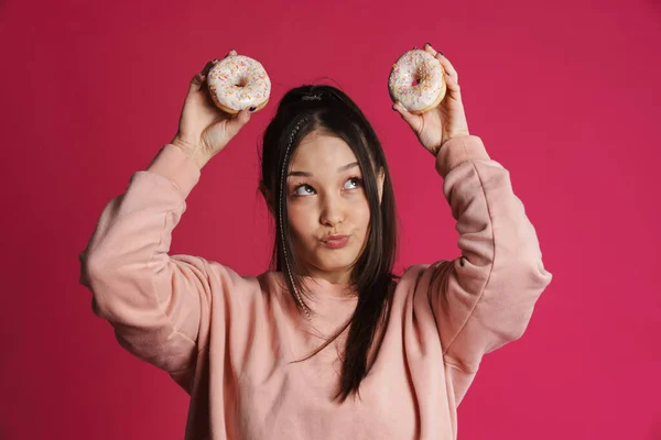 Jovem Feliz Posando Segurando Donuts Sobre Fundo Parede Rosa — Fotografia de Stock