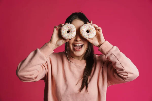 Glad Ung Kvinna Poserar Innehav Munkar Över Rosa Vägg Bakgrund — Stockfoto