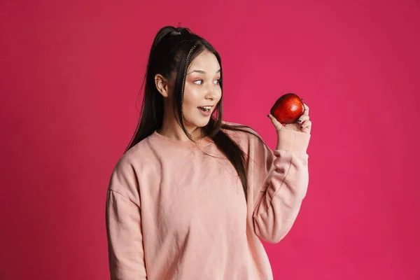 Asiatico Eccitato Donna Guardando Parte Mentre Posa Con Mela Isolato — Foto Stock