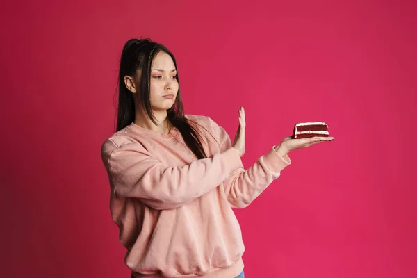 Asiatisk Missnöjd Kvinna Gör Stopp Gest Medan Hålla Tårta Isolerad — Stockfoto