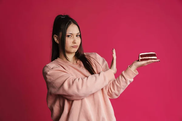 Asiático Mulher Descontente Fazendo Parar Gesto Enquanto Segurando Bolo Isolado — Fotografia de Stock