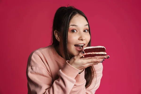 Asiatisk Brunett Glad Kvinna Ler Medan Äter Tårta Isolerad Över — Stockfoto