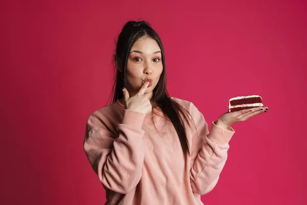 Asiático Feliz Mujer Lamiendo Dedo Mientras Posando Con Pastel Aislado — Foto de Stock