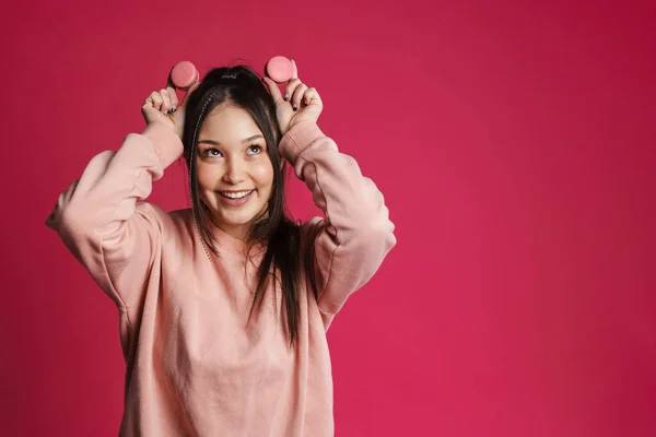 Asijské Brunetky Šťastný Žena Dělat Legraci Makaróny Izolované Přes Fialové — Stock fotografie