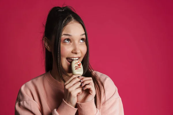 Asiatisk Brunett Glad Kvinna Ler Medan Äter Glass Isolerad Över — Stockfoto