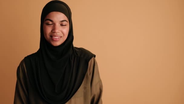 Een Positieve Arabische Vrouw Wijst Naar Vrije Ruimte Geïsoleerd Boven — Stockvideo