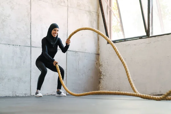 Mujer Musulmana Joven Hiyab Trabajando Con Cuerdas Batalla Interior — Foto de Stock