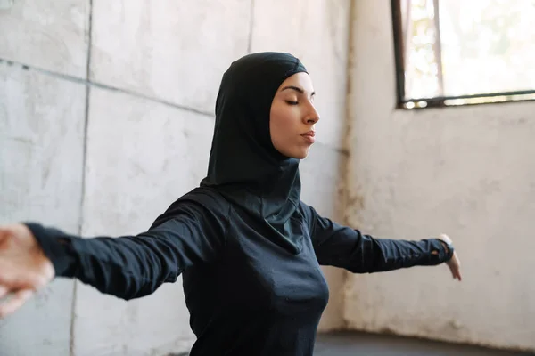 Młoda Muzułmanka Hidżabie Medytuje Siedząc Domu — Zdjęcie stockowe
