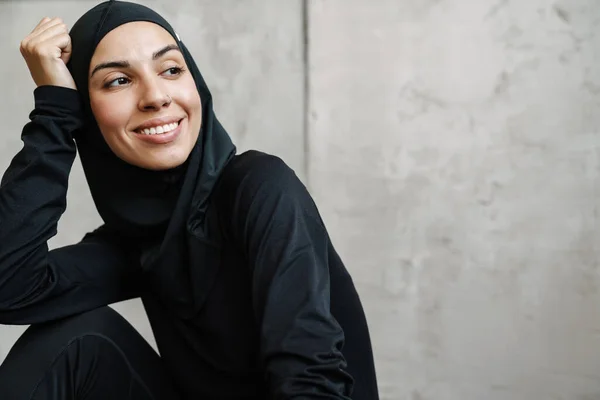 Młoda Muzułmanka Hidżabie Uśmiechnięta Spoglądająca Wnętrze — Zdjęcie stockowe