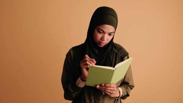 Una Hermosa Mujer Árabe Está Tomando Notas Libro Aislado Sobre — Vídeo de stock