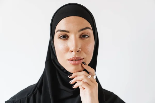 Portret Zamyślonej Muzułmanki Przekłutym Nosem Trzymającej Rękę Blisko Twarzy Białym — Zdjęcie stockowe