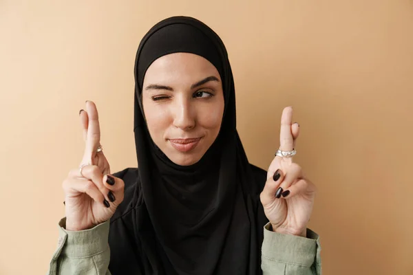 Retrato Mujer Musulmana Positiva Haciendo Gesto Oración Guiñando Con Ojo — Foto de Stock