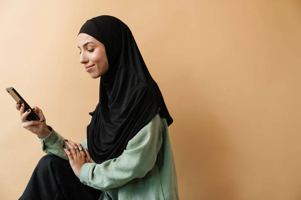 Retrato Una Joven Musulmana Sonriente Hijab Sentada Sosteniendo Teléfono Móvil — Foto de Stock