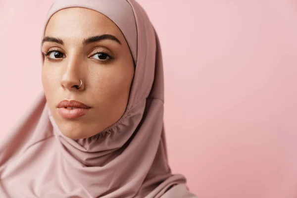 Eine Nahaufnahme Der Muslimischen Frau Rosafarbenen Hijab Die Rosafarbenen Studio — Stockfoto